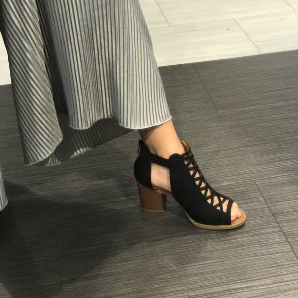 NWT - Black Cutout Peep Toe Heels - Picture 7 of 7